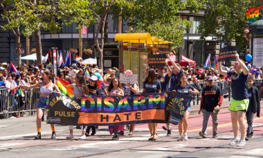 San Francisco, Ca - 24 Haziran 2018: Bu yıl 280 'den fazla birliğe ev sahipliği yapan dünyanın en eski ve en büyük Lgbtqia geçit törenlerinden biri olan 48..