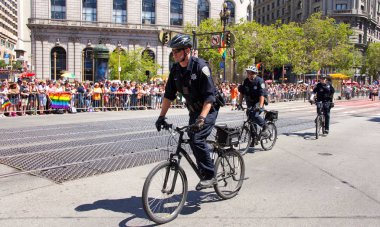 San Francisco, Ca - 24 Haziran 2018: Dünyanın en eski ve en büyük geçit törenlerinden biri olan 48. Geleneksel Gay Onur Yürüyüşü sırasında polis devriye geziyor..