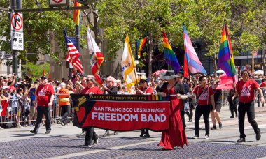 San Francisco, Ca - 24 Haziran 2018: Bu yıl 280 'den fazla birliğe ev sahipliği yapan dünyanın en eski ve en büyük Lgbtqia geçit törenlerinden biri olan 48..