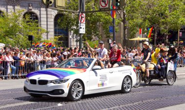 San Francisco, Ca - 24 Haziran 2018: Bu yıl 280 'den fazla birliğe ev sahipliği yapan dünyanın en eski ve en büyük Lgbtqia geçit törenlerinden biri olan 48..