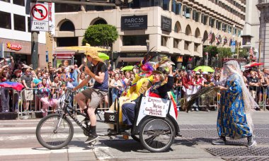 San Francisco, Ca - 24 Haziran 2018: Bu yıl 280 'den fazla birliğe ev sahipliği yapan dünyanın en eski ve en büyük Lgbtqia geçit törenlerinden biri olan 48..