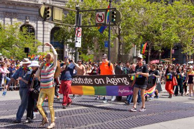 San Francisco, Ca - 24 Haziran 2018: Bu yıl 280 'den fazla birliğe ev sahipliği yapan dünyanın en eski ve en büyük Lgbtqia geçit törenlerinden biri olan 48..