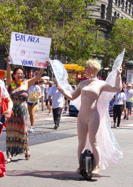 San Francisco, Ca - 24 Haziran 2018: Bu yıl 280 'den fazla birliğe ev sahipliği yapan dünyanın en eski ve en büyük Lgbtqia geçit törenlerinden biri olan 48..