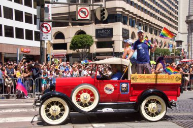 San Francisco, Ca - 24 Haziran 2018: Bu yıl 280 'den fazla birliğe ev sahipliği yapan dünyanın en eski ve en büyük Lgbtqia geçit törenlerinden biri olan 48..