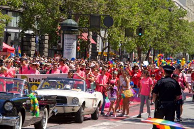 San Francisco, Ca - 24 Haziran 2018: Bu yıl 280 'den fazla birliğe ev sahipliği yapan dünyanın en eski ve en büyük Lgbtqia geçit törenlerinden biri olan 48..