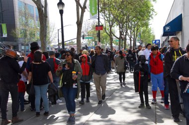 San Jose, Ca - 07 Nisan 2018: Silikon Vadisi Comic Con 'un kimliği belirsiz katılımcıları. Teknolojiyi, bilimi ve eğlenceyi tek çatı altında kutluyoruz. Güvenlik kontrolü için uzun kuyruklar.