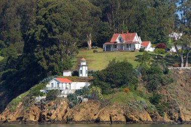 Define Adası, Ca - 14 Nisan 2018 Yerba Buena Deniz Feneri 1958 yılında ABD Sahil Güvenlik tarafından otomatikleştirildi. Eski kışlalar artık Sahil Güvenlik Bölge Komutanının evi..
