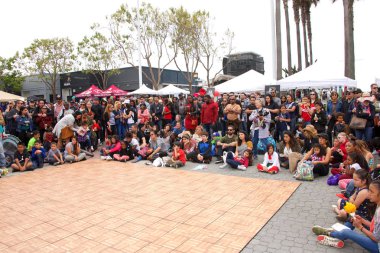 Oakland, Ca - 05 Mayıs 2018: Geleneksel Cinco de Mayo Şehir Dans Festivali 'ne katılanlar Jack London Meydanı' nda Turf Battles eşliğinde ev sahipliği yapıyor. Turing bir şehir dans stilidir..