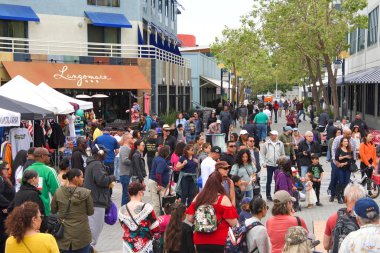 Oakland, Ca - 05 Mayıs 2018: Geleneksel Cinco de Mayo Şehir Dans Festivali 'ne katılanlar Jack London Meydanı' nda Turf Battles eşliğinde ev sahipliği yapıyor. Turing bir şehir dans stilidir..