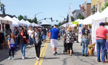 Alameda, Ca - 12 Mayıs 2018: Park St Spring Festivali 'nin kimliği belirsiz katılımcıları. Park Caddesi 'nde her yıl Mayıs' ın ikinci haftasonu düzenlenen popüler bir sokak fuarı..