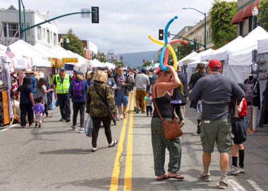 Alameda, Ca - 12 Mayıs 2018: Park St Spring Festivali 'nin kimliği belirsiz katılımcıları. Park Caddesi 'nde her yıl Mayıs' ın ikinci haftasonu düzenlenen popüler bir sokak fuarı..