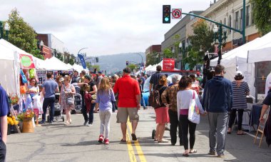 Alameda, Ca - 12 Mayıs 2018: Park St Spring Festivali 'nin kimliği belirsiz katılımcıları. Mayıs 'ın ikinci haftası boyunca her yıl Park Caddesi' nde gerçekleşen popüler bir sokak fuarı..