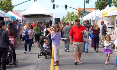 Alameda, Ca - 12 Mayıs 2018: Park St Spring Festivali 'nin kimliği belirsiz katılımcıları. Park Caddesi 'nde her yıl Mayıs' ın ikinci haftasonu düzenlenen popüler bir sokak fuarı..