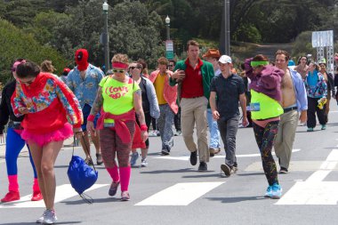 San Francisco, Ca - 20 Mayıs 2018: 107. geleneksel Bay to Breakers yarışının kimliği belirsiz katılımcıları bitiş çizgisine yaklaşıyor. Bay to Breakers kostüm giyen birçok katılımcısıyla ünlüdür..