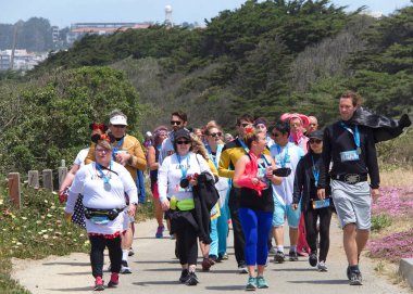 San Francisco, Ca - 20 Mayıs 2018: 107. geleneksel Bay to Breakers yarışının kimliği belirsiz katılımcıları bitiş çizgisine yaklaşıyor. Bay to Breakers kostüm giyen birçok katılımcısıyla ünlüdür..