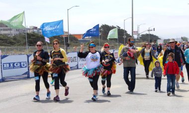 San Francisco, Ca - 20 Mayıs 2018: 107. geleneksel Bay to Breakers yarışının kimliği belirsiz katılımcıları bitiş çizgisine yaklaşıyor. Bay to Breakers kostüm giyen birçok katılımcısıyla ünlüdür..