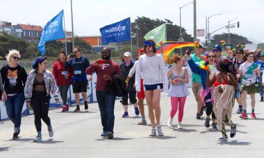 San Francisco, Ca - 20 Mayıs 2018: 107. geleneksel Bay to Breakers yarışının kimliği belirsiz katılımcıları bitiş çizgisine yaklaşıyor. Bay to Breakers kostüm giyen birçok katılımcısıyla ünlüdür..