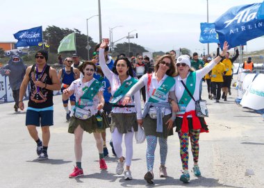 San Francisco, Ca - 20 Mayıs 2018: 107. geleneksel Bay to Breakers yarışının kimliği belirsiz katılımcıları bitiş çizgisine yaklaşıyor. Bay to Breakers kostüm giyen birçok katılımcısıyla ünlüdür..