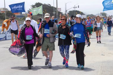 San Francisco, Ca - 20 Mayıs 2018: 107. geleneksel Bay to Breakers yarışının kimliği belirsiz katılımcıları bitiş çizgisine yaklaşıyor. Bay to Breakers kostüm giyen birçok katılımcısıyla ünlüdür..