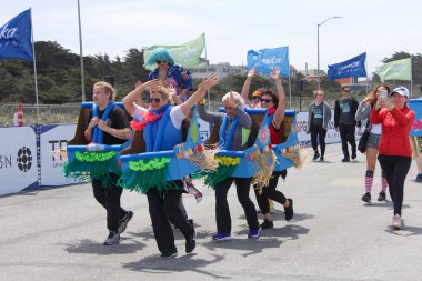 San Francisco, Ca - 20 Mayıs 2018: 107. geleneksel Bay to Breakers yarışının kimliği belirsiz katılımcıları bitiş çizgisine yaklaşıyor. Bay to Breakers kostüm giyen birçok katılımcısıyla ünlüdür..