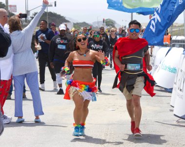 San Francisco, Ca - 20 Mayıs 2018: 107. geleneksel Bay to Breakers yarışının kimliği belirsiz katılımcıları bitiş çizgisine yaklaşıyor. Bay to Breakers kostüm giyen birçok katılımcısıyla ünlüdür..