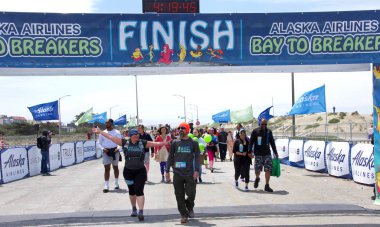 San Francisco, Ca - 20 Mayıs 2018: 107. geleneksel Bay to Breakers yarışının kimliği belirsiz katılımcıları bitiş çizgisine yaklaşıyor. Bay to Breakers kostüm giyen birçok katılımcısıyla ünlüdür..