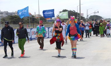 San Francisco, Ca - 20 Mayıs 2018: 107. geleneksel Bay to Breakers yarışının kimliği belirsiz katılımcıları bitiş çizgisine yaklaşıyor. Bay to Breakers kostüm giyen birçok katılımcısıyla ünlüdür..