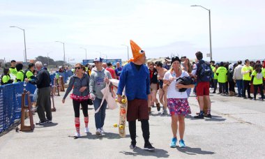 San Francisco, Ca - 20 Mayıs 2018: 107. geleneksel Bay to Breakers yarışının kimliği belirsiz katılımcıları bitiş çizgisine yaklaşıyor. Bay to Breakers kostüm giyen birçok katılımcısıyla ünlüdür..