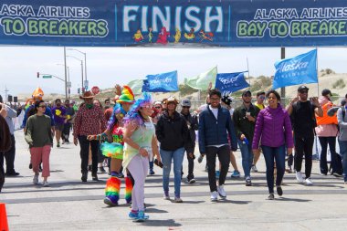San Francisco, Ca - 20 Mayıs 2018: 107. geleneksel Bay to Breakers yarışının kimliği belirsiz katılımcıları bitiş çizgisine yaklaşıyor. Bay to Breakers kostüm giyen birçok katılımcısıyla ünlüdür..