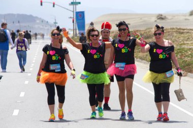 San Francisco, Ca - 20 Mayıs 2018: 107. geleneksel Bay to Breakers yarışının kimliği belirsiz katılımcıları bitiş çizgisine yaklaşıyor. Bay to Breakers kostüm giyen birçok katılımcısıyla ünlüdür..