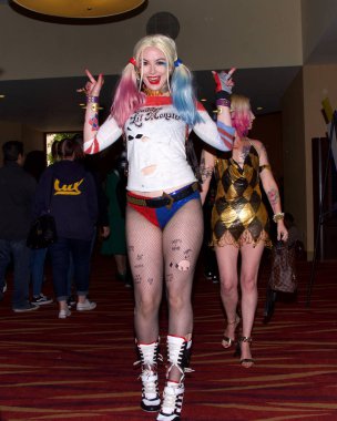 Oakland, Ca - 9 Haziran 2018: San Francisco Comic Con 'un kimliği belirsiz katılımcıları. Oaklands ve San Franciscos 'un en büyük ve gerçek komedyen olduğu yazıyor. Etkinliğe pek çok hevesli kostüm katılımcısı katıldı.