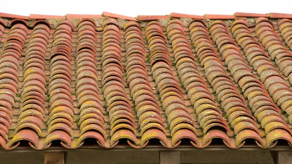 Terakotowa Dachówka Złym Stanie Łatana Pokryta Mchem — Zdjęcie stockowe