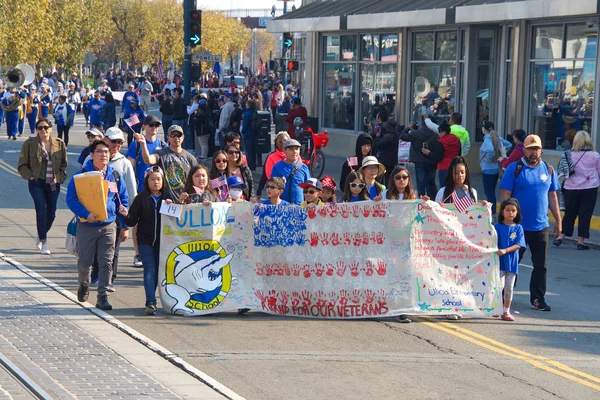 San Francisco, Ca - 11 Kasım 2018: Birinci Dünya Savaşı 'nın sona ermesinin 100. yıldönümü münasebetiyle San Francisco' daki Gaziler Günü Geçidi 'ne kimliği belirsiz katılımcılar.