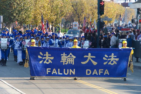 San Francisco, Ca - 11 Kasım 2018: Birinci Dünya Savaşı 'nın sona ermesinin 100. yıldönümü münasebetiyle San Francisco' daki Gaziler Günü Geçidi 'ne kimliği belirsiz katılımcılar.