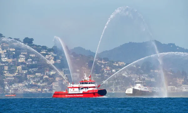 2018年10月5日 旧金山 在旧金山举行的第37届年度舰队周 第3号消防船领导游轮游行 这艘船每分钟有一万八千加仑的抽水能力 — 图库照片