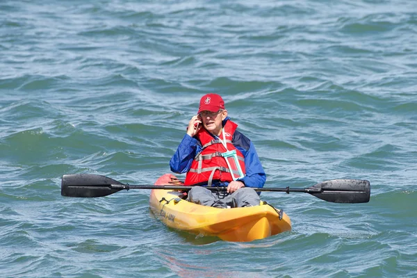 San Francisco Oktober 2018 Pria Senior Kayak Teluk Menggunakan Ponsel — Stok Foto