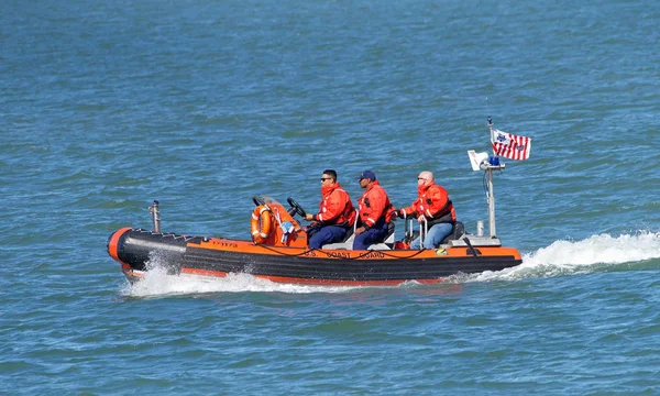 2018年10月5日 旧金山 海岸警卫队在海上为舰队周航空展提供安全和待命服务 — 图库照片