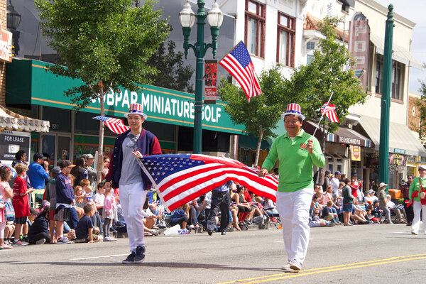 Аламеда, Калифорния - 04 июля 2018 года: Парад в Аламеде 4 июля является одним из самых больших и длинных парадов Дня независимости в стране. Неизвестные участники парада 2018 года
.
