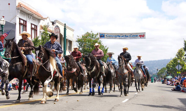 Аламеда, Калифорния - 04 июля 2018 года: Парад в Аламеде 4 июля является одним из самых больших и длинных парадов Дня независимости в стране. Неизвестные участники верхом на лошадях на параде 2018 года
.