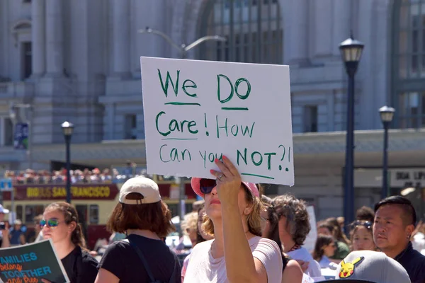 San Francisco Czerwca 2018 Tysiące Protestujących Marszu Rodziny Razem Ratusza — Zdjęcie stockowe