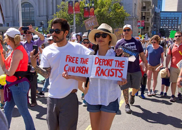 San Francisco Czerwca 2018 Tysiące Protestujących Marszu Rodziny Razem Ratusza — Zdjęcie stockowe