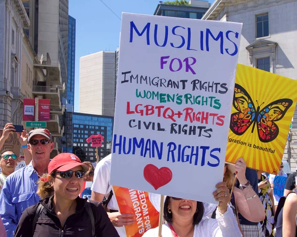 San Francisco, Ca - 30 Haziran 2018: Binlerce protestocu, Trump 'ın 