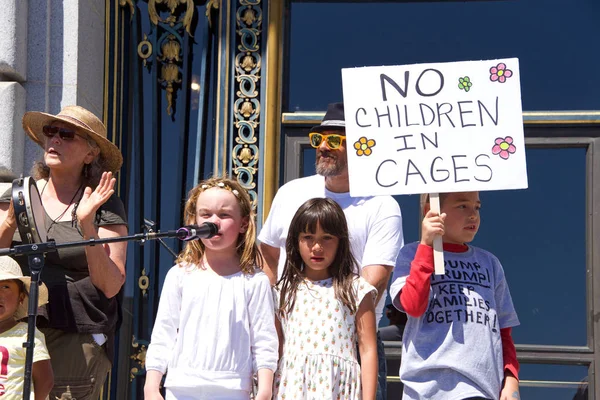 San Francisco Czerwca 2018 Tysiące Protestujących Marszu Rodziny Razem Ratusza — Zdjęcie stockowe