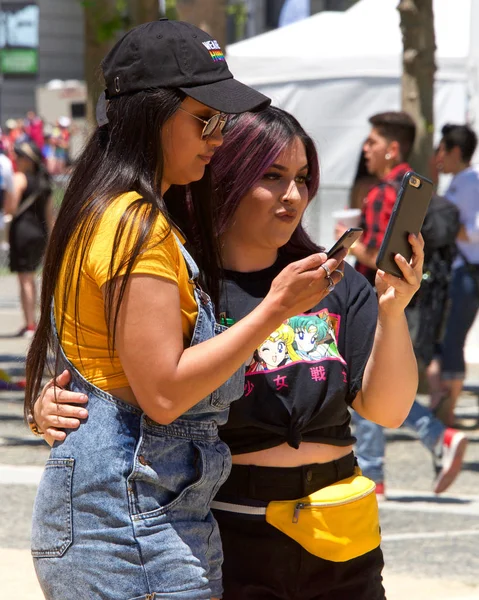 San Francisco, Ca - 23 Haziran 2018: Lgbtq Topluluğunun en büyük toplantılarından biri olan San Francisco Pride 'ın müttefikleri. Bu yılın teması 