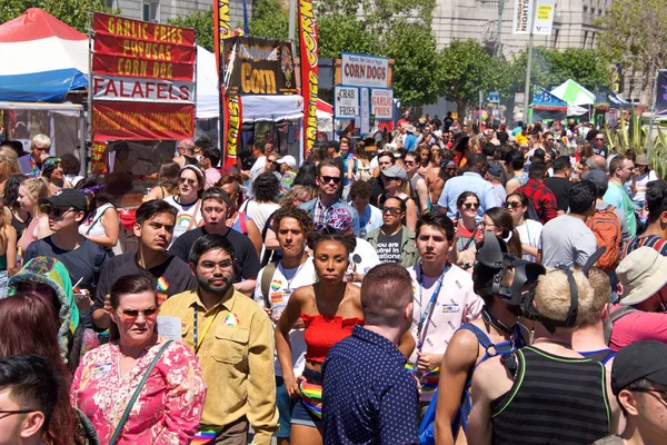San Francisco, Ca - 23 Haziran 2018: Lgbtq Topluluğunun en büyük toplantılarından biri olan San Francisco Pride 'ın müttefikleri. Bu yılın teması 