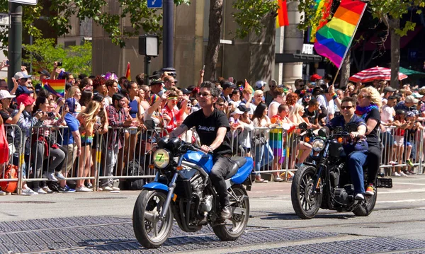San Francisco, Ca - 24 Haziran 2018: Bu yıl 280 'den fazla birliğe ev sahipliği yapan dünyanın en eski ve en büyük Lgbtqia geçit törenlerinden biri olan 48..