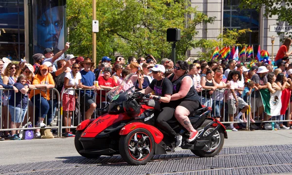 San Francisco, Ca - 24 Haziran 2018: Bu yıl 280 'den fazla birliğe ev sahipliği yapan dünyanın en eski ve en büyük Lgbtqia geçit törenlerinden biri olan 48..