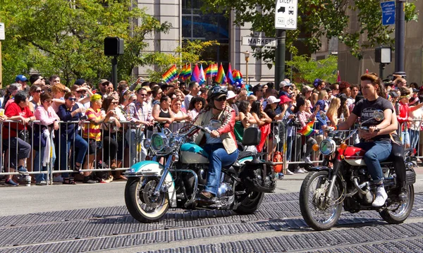 San Francisco, Ca - 24 Haziran 2018: Bu yıl 280 'den fazla birliğe ev sahipliği yapan dünyanın en eski ve en büyük Lgbtqia geçit törenlerinden biri olan 48..