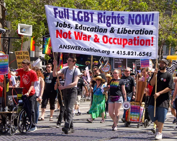 San Francisco, Ca - 24 Haziran 2018: Bu yıl 280 'den fazla birliğe ev sahipliği yapan dünyanın en eski ve en büyük Lgbtqia geçit törenlerinden biri olan 48..