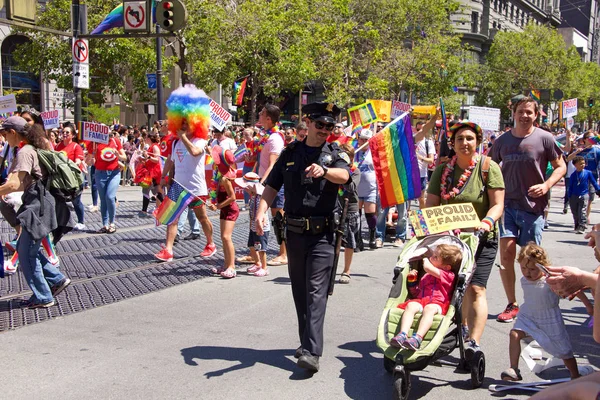 San Francisco, Ca - 24 Haziran 2018: Bu yıl 280 'den fazla birliğe ev sahipliği yapan dünyanın en eski ve en büyük Lgbtqia geçit törenlerinden biri olan 48..